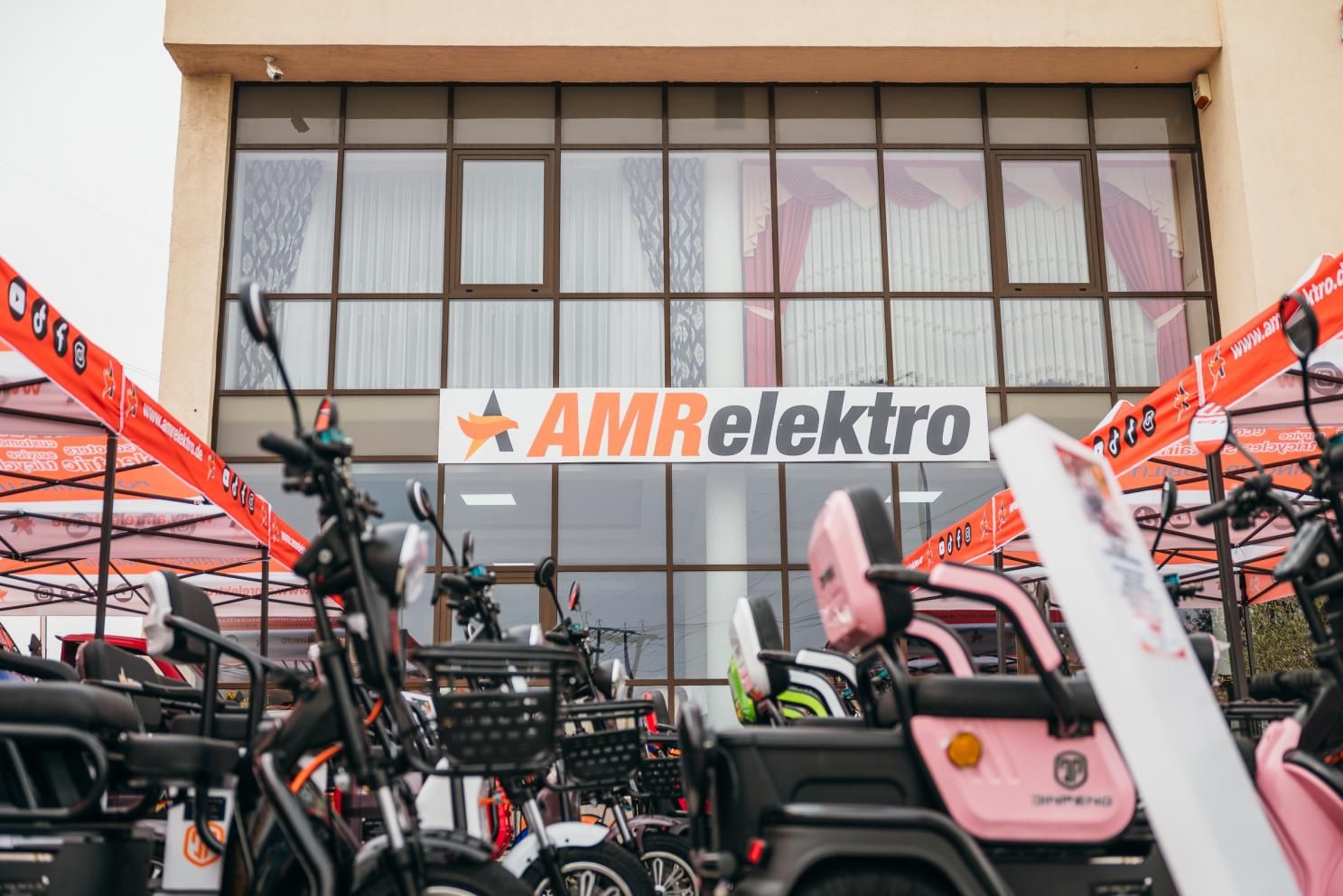 مجموعة Jinpeng تبحر في أوروبا! ترحب رومانيا بالافتتاح الكبير لمتجر الرائد الأول للفئة الكاملة